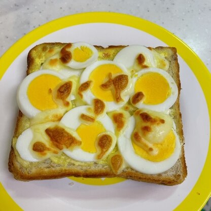 前日に作った茹で卵で、今朝の朝食が速攻でした！焦げたチーズが茹で卵とマッチして美味しかったよ✨